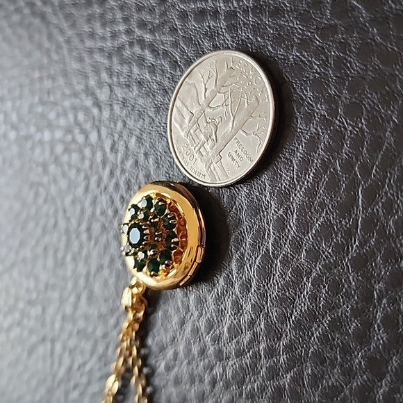 Elegant Avon Gold and Green Pendant Necklace - Picture 11 of 12